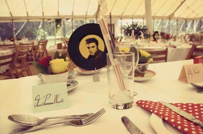 друга Elvis-вдъхновена сватбена украса - Елвис записва в средата на масата