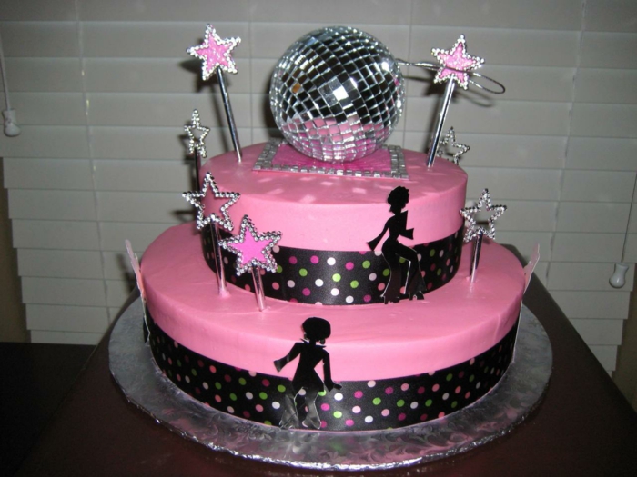 disco-kakku täydelliseen 50-luvun puolueeseen vaaleanpunaisella värillä