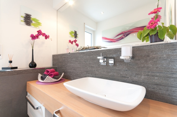 szürke-rózsaszín díszítéssel-fürdőszoba