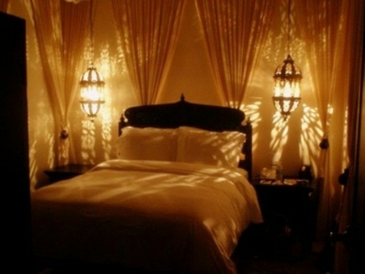 спалня осветена-сладко-шик-благородно, особено светлина-игра-в-космоса Валентин