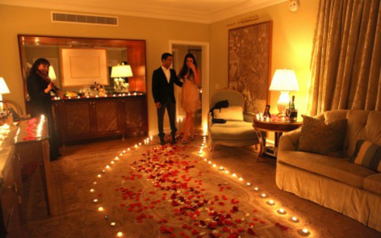 romantično iznenađenje-šik-plemeniti-latice ruže svijeće-pra-ideje-za Valentinovo