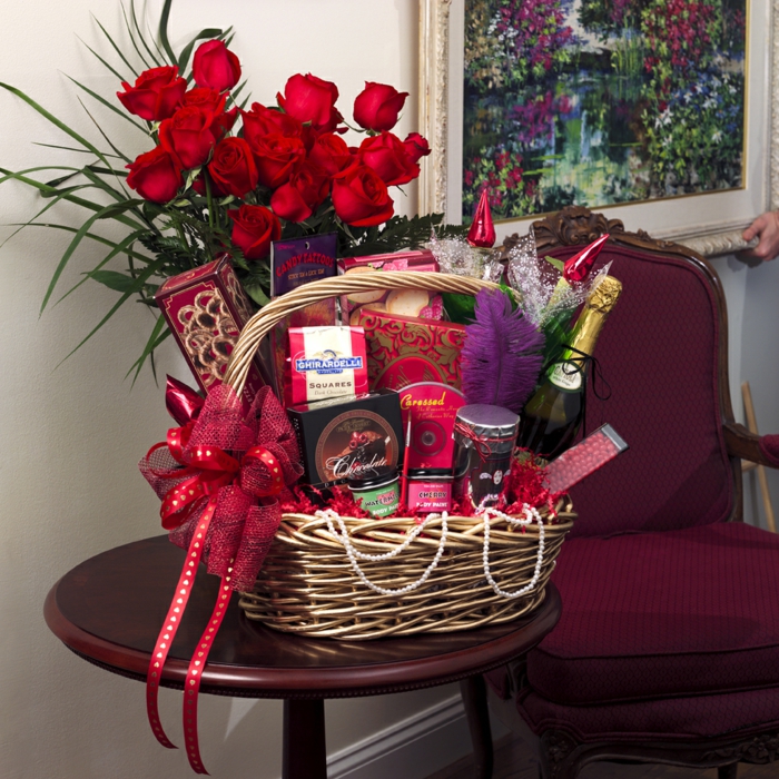Романтична Идея за подарък кошница с подаръци на червени рози