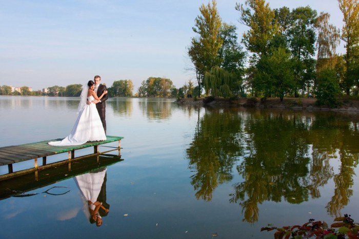 романтична сватбена фотография булката и младоженеца по кея