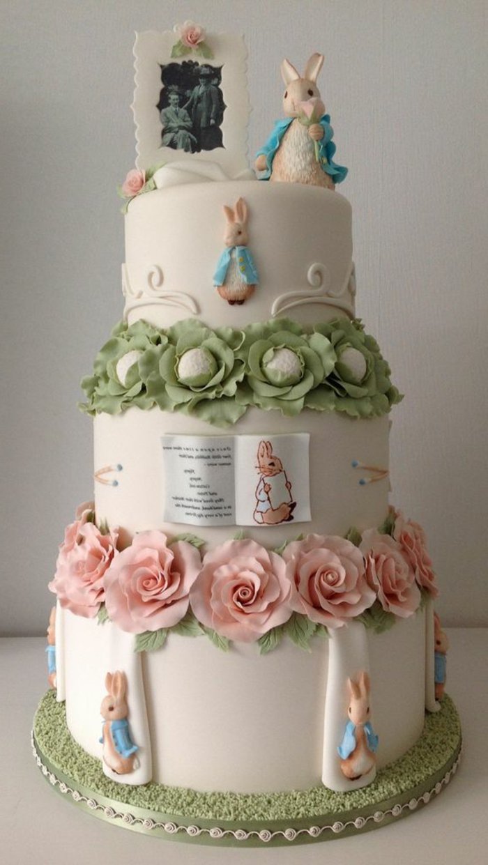romántica de la torta de cumpleaños de los niños con figuras de conejo