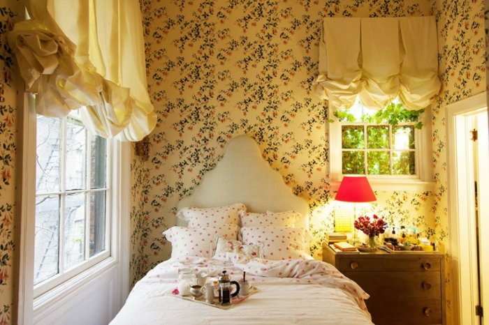 Romantična spavaća soba dizajn u retro tapete posteljinu lijep uzorak krevet uzglavljem zanimljiv dizajn