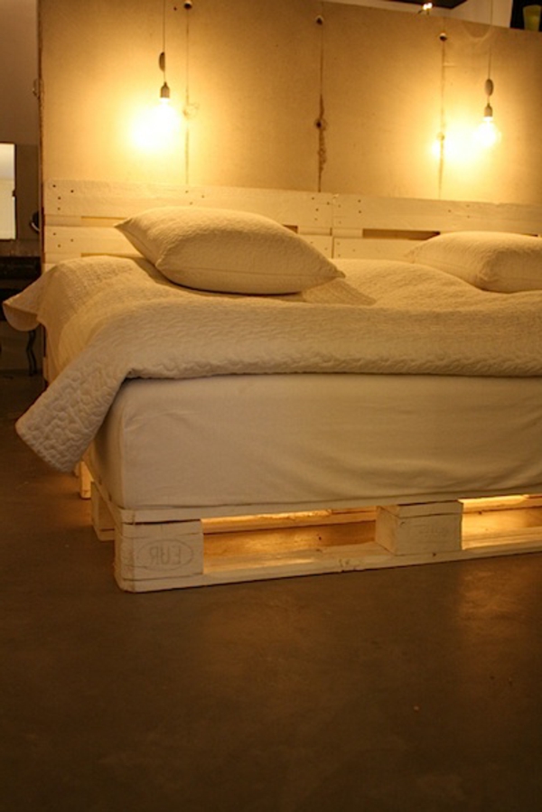 ambiente-en-un-dormitorio romántico con cama de palets