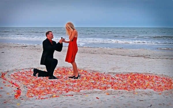 романтични-идеи-за-плаж-брак предложение