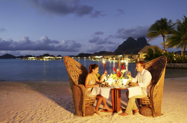 रोमांटिक-विचारों-ऑन-समुद्र तट आदमी और औरत खाने