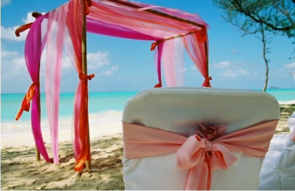романтични-идеи-за-плаж-розови пердета