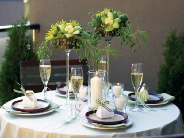 ukrasite stol - bijeli pokrivač visoke cvjetove bijele svijeće