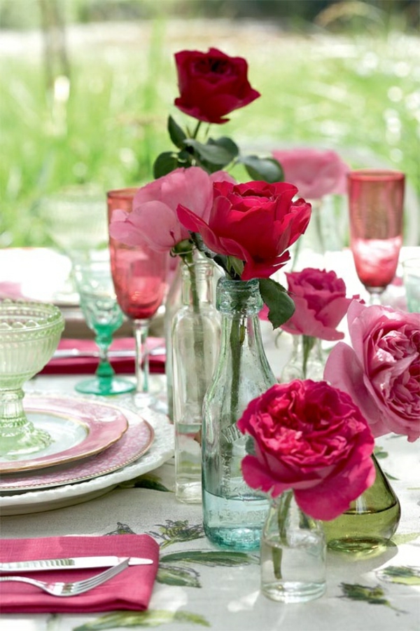 romantikus-asztal-díszítéssel-virággal-piros színben