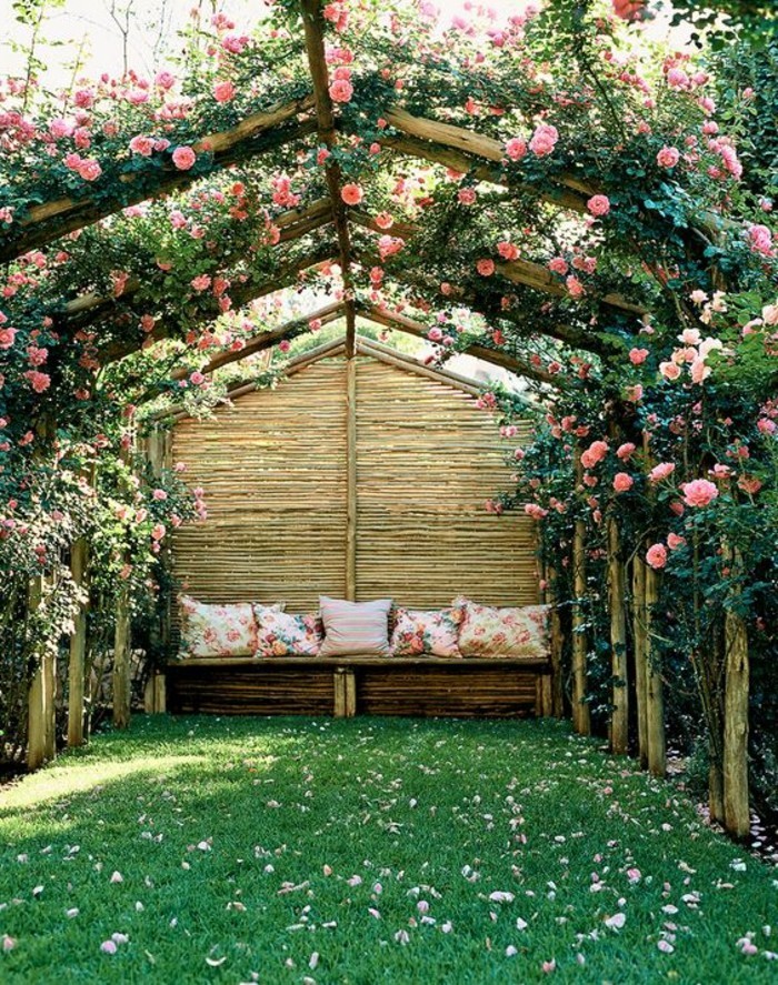 Romantični vrt prekriven-sa-mesom-čigra-ukrašen ružama