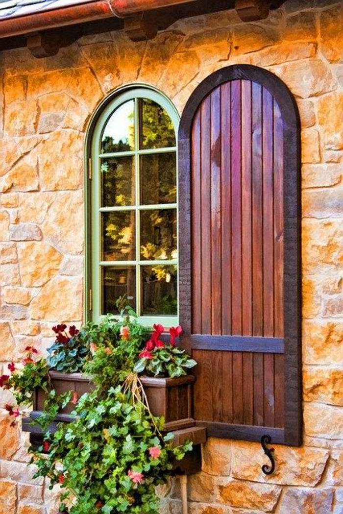 ventana de madera romántica obturador de la ventana de la flor