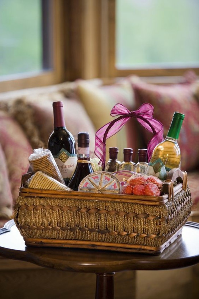 Романтичен подарък вино Подаръчен комплект сирене Плодови бисквити