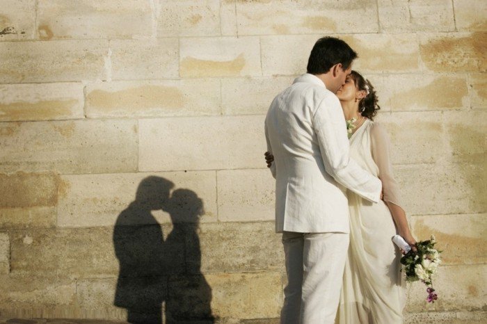 romantično vjenčanje slika Poljubac između-the-mladenka i mladoženja