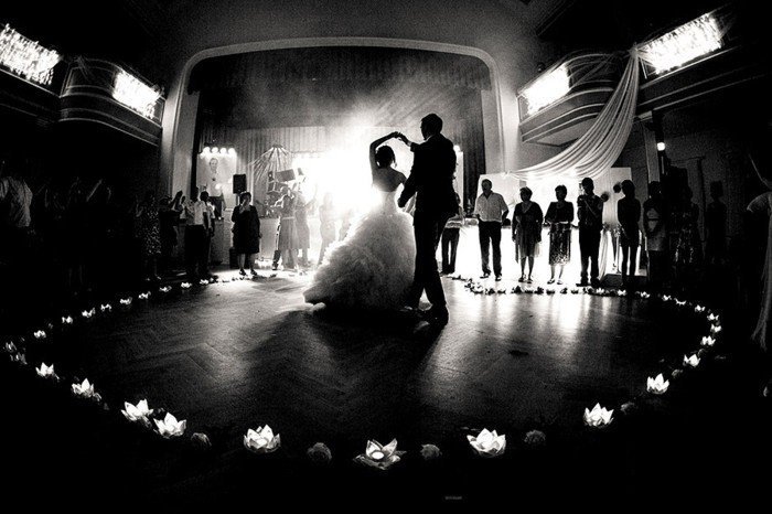 романтична сватба на изображения от първи-танцови съпрузи-заобиколен-по-най-гостите свещи за цветя