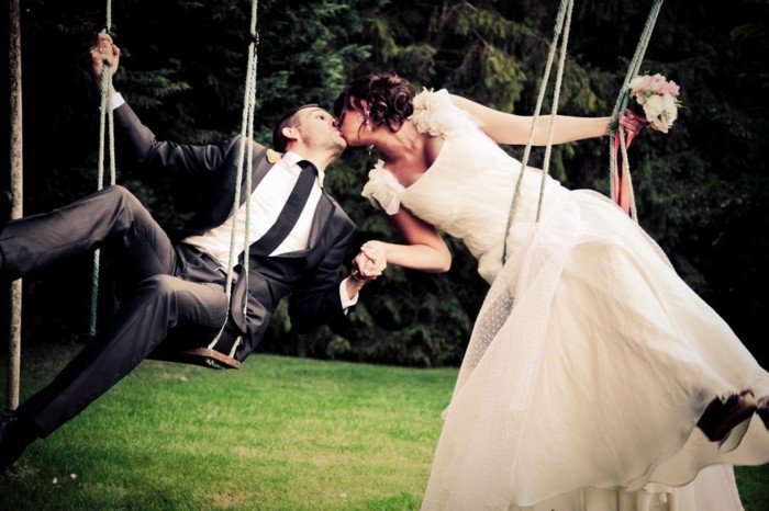 романтична сватба снимка млад булката и младоженеца целувка