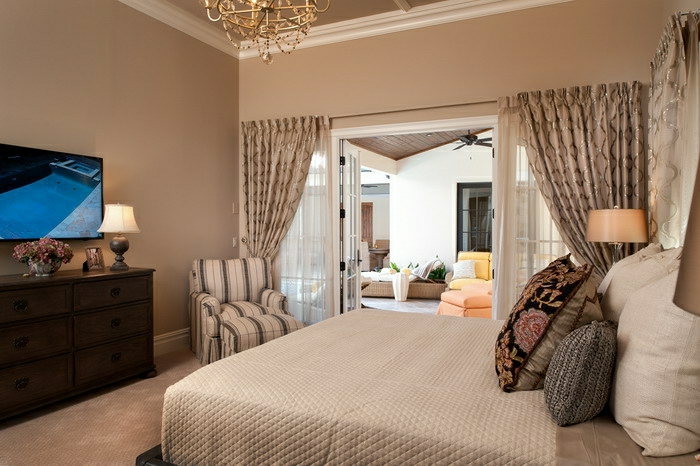 Romantična spavaća soba zid u boji Cappuccino LED TV zlatni luster