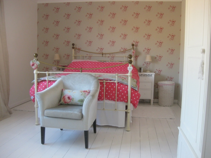 Romantična spavaća soba interijera berba krevet lijepo crveno-polka-dot-lan-elegantna stolica berba pozadinu