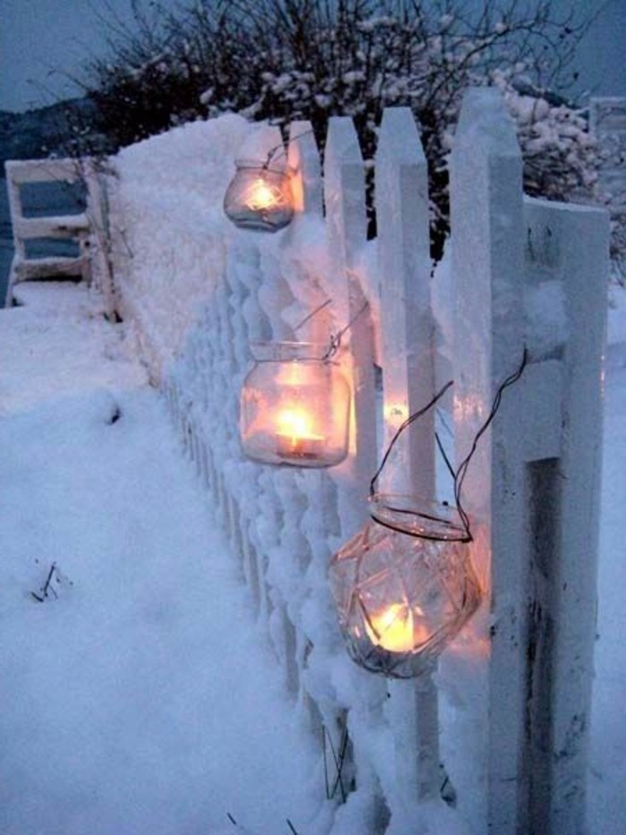 романтична зимна ограда картина с фенери в снега