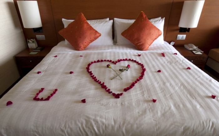 romantikus bed-szív-on-the-ágyneműket