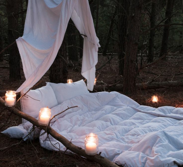 romantično krevet lijepe svijeće