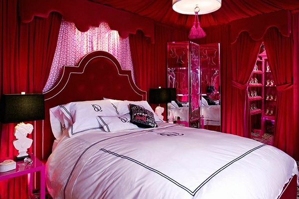 रोमांटिक बेडरूम का डिजाइन-बिस्तर के साथ एक लाल चारपाई की अगली पीठ