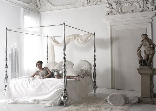 ρομαντικό υπνοδωμάτιο-design-α-όμορφη-γυναίκα-είναι-για-το-κρεβάτι