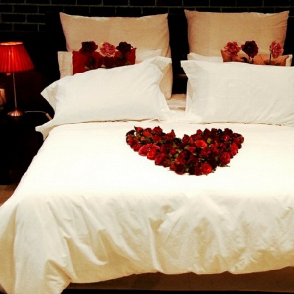 浪漫的卧室设计 - 玫瑰 - 上的张床
