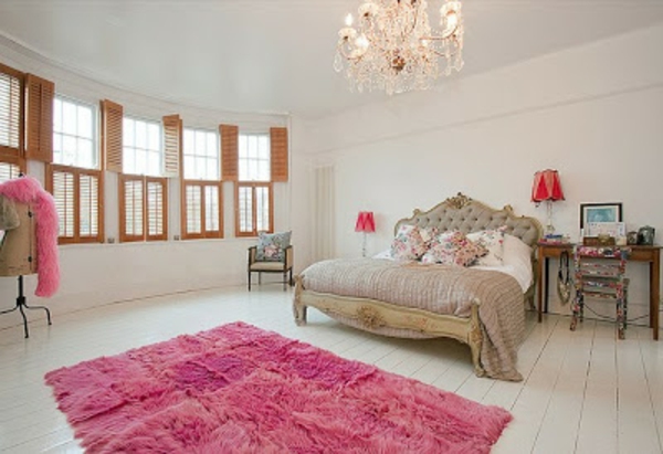 浪漫的卧室设计，玫瑰色地毯和贵族张床