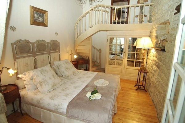 ρομαντικό υπνοδωμάτιο-design-όμορφα-σκάλα-με-ένα-κρεβάτι