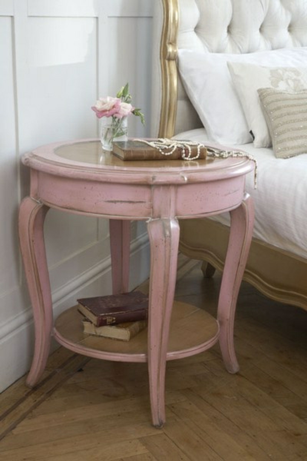 rózsaszín elem a hálószobában ágy asztal