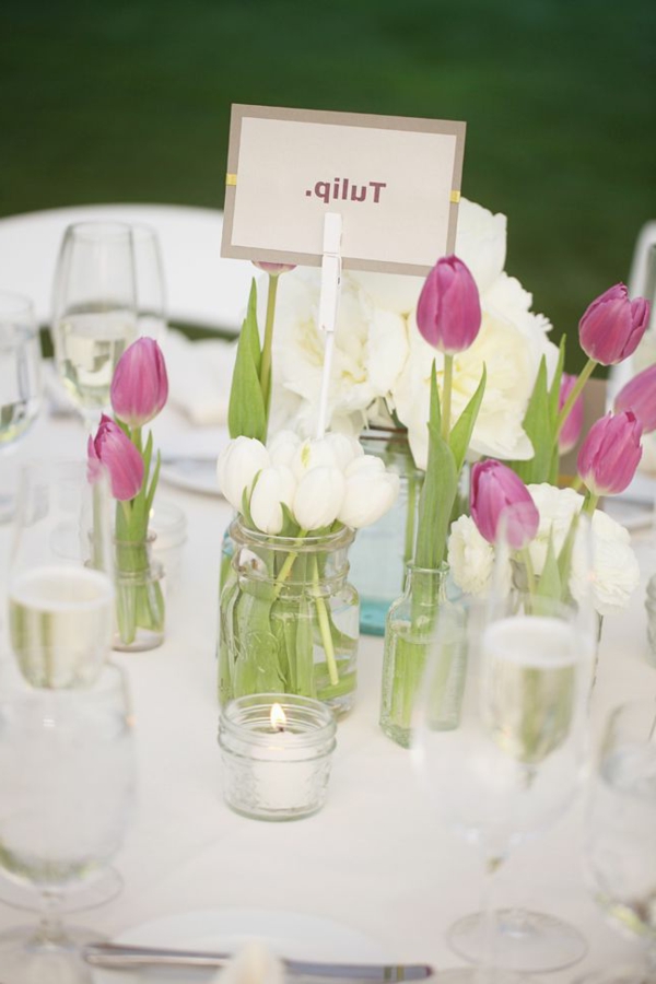 decoración de la mesa de color rosa con tulipanes