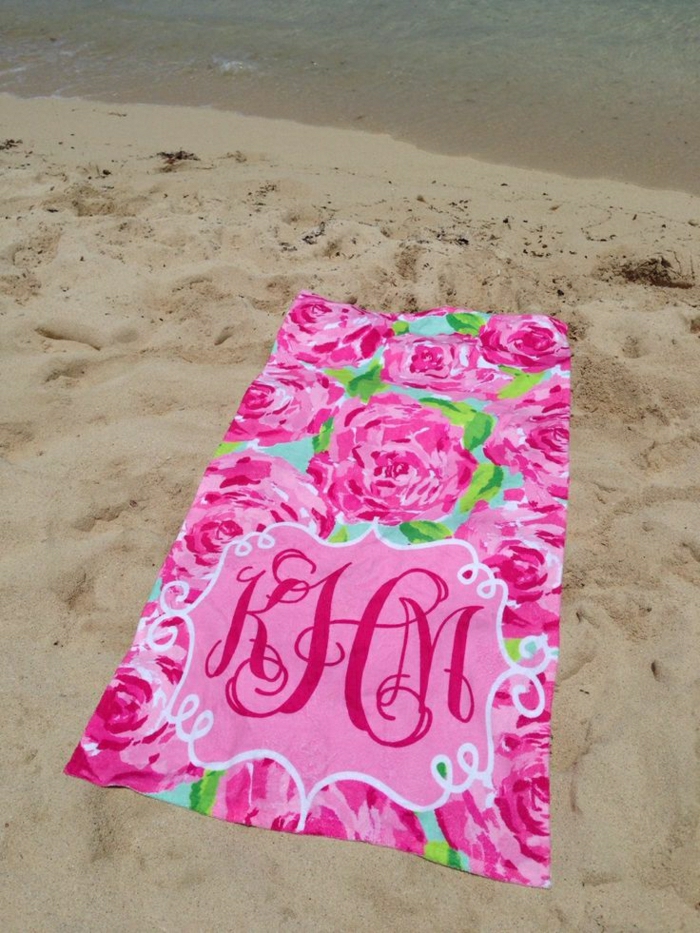 गुलाबी कपड़े मोनोग्राम समुद्र तट रेत समुद्र