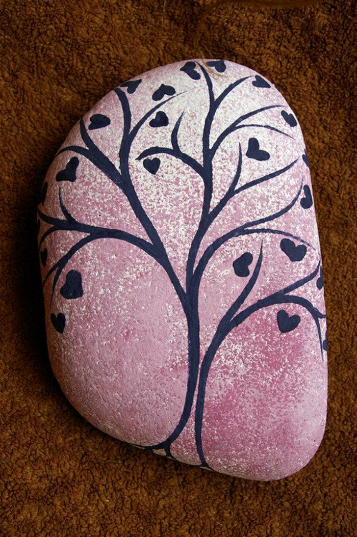 vaaleanpunainen maalattu kivi Tree Piirustus sydämet-paikka lehdet
