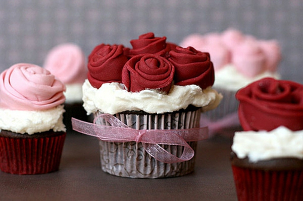piros-rózsaszín-rózsa-cupcakes díszítik cupcake öntettel