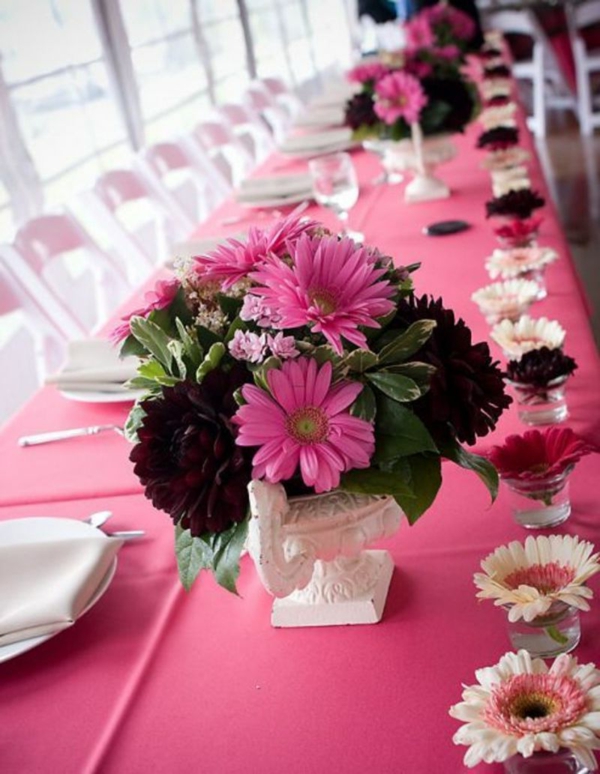 hermosa decoración de mesa en colores rosados