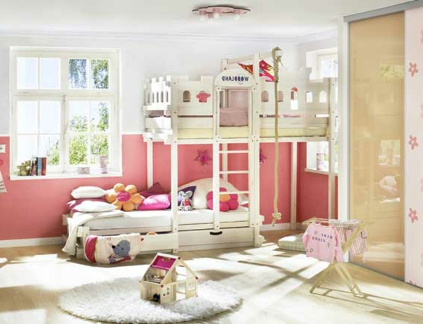 ružičasto-boja pustolovni krevet - izgledaju vrlo slatko