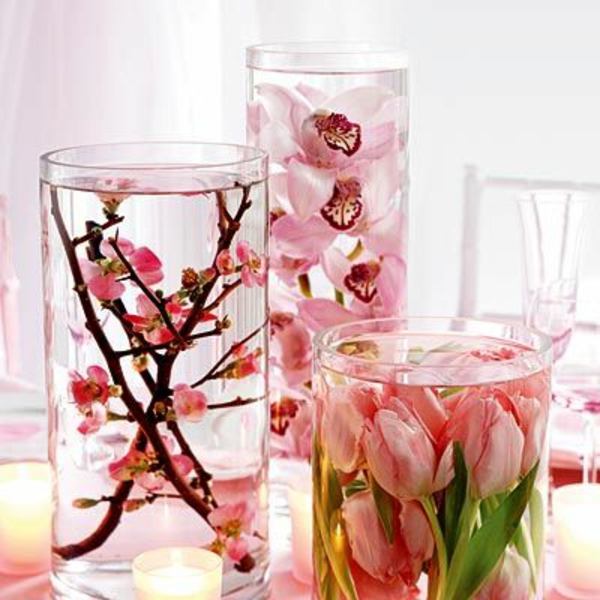 розови сватбени декорации за трапезни цветя във водата