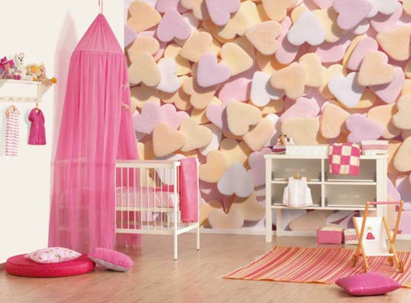 Сърца на стената като декорация в бебешката стая с розови завеси