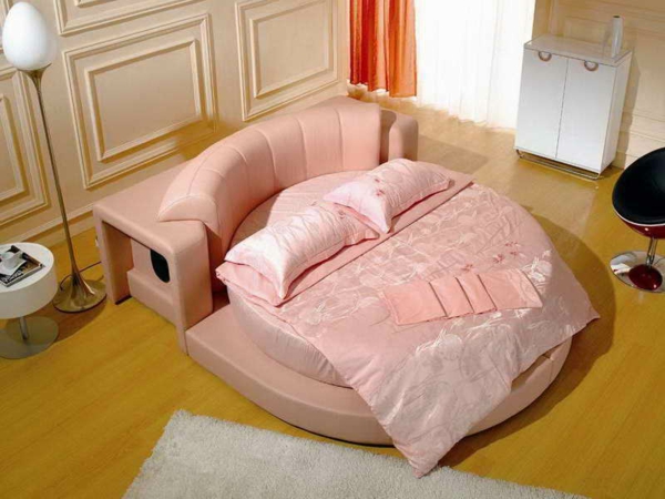 modernu spavaću sobu s ružičastim krevetom