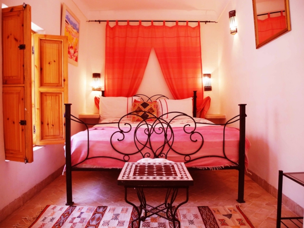 chambre confortable avec des rideaux orange