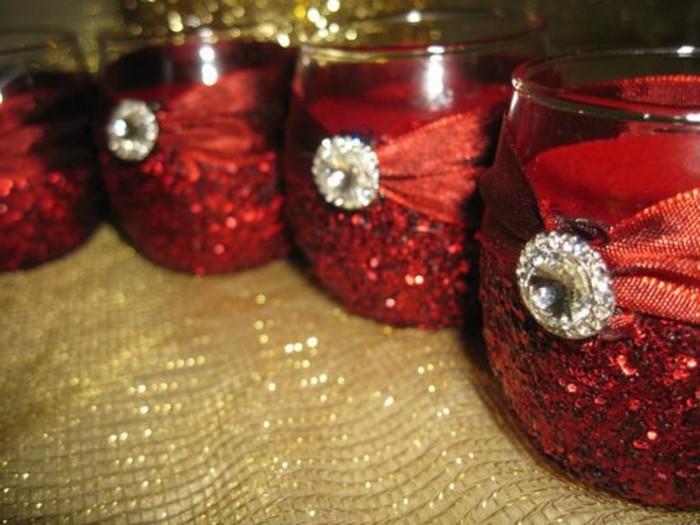 -Rojas velas perfumadas-with-a-elegantes decoraciones
