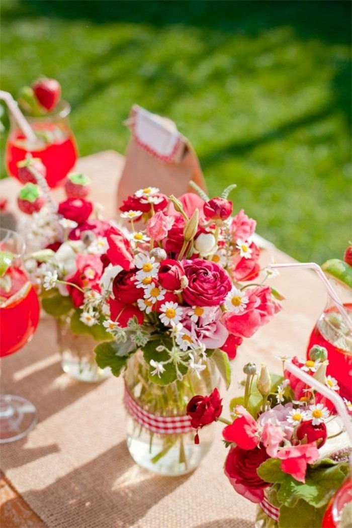 table rouge décoration-pour-été partie dans le jardin