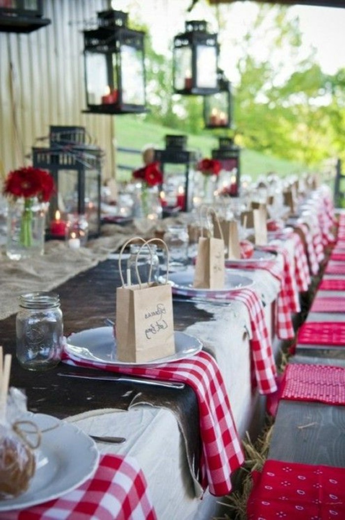 vörös asztali dekoráció rusztikus esküvői asztalra futó kockás minták