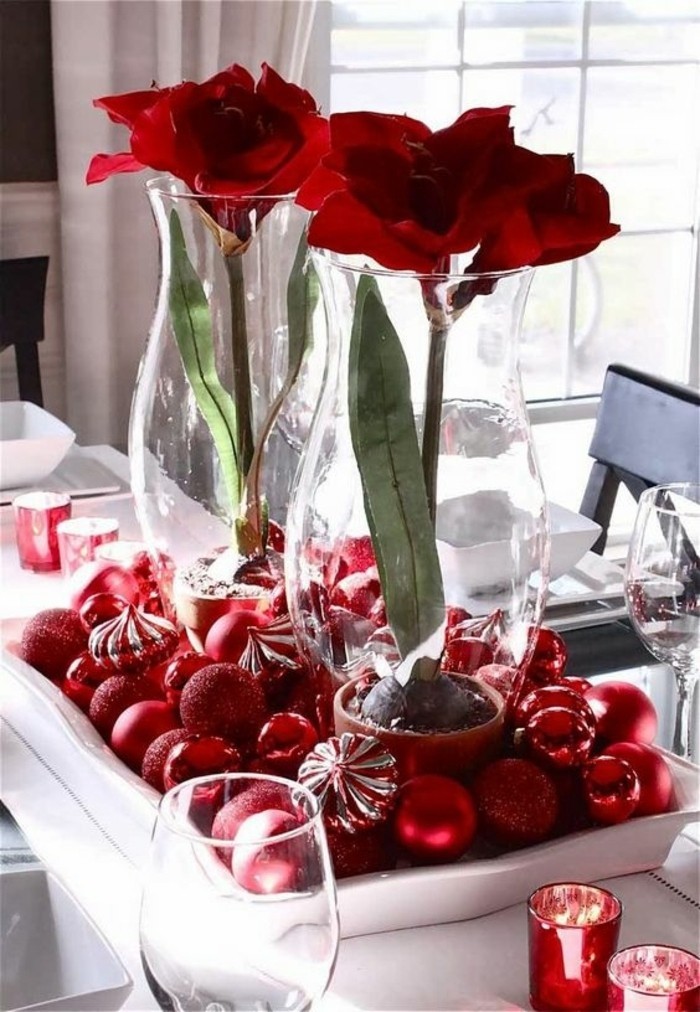 червена маса декорация с рози и коледна украса