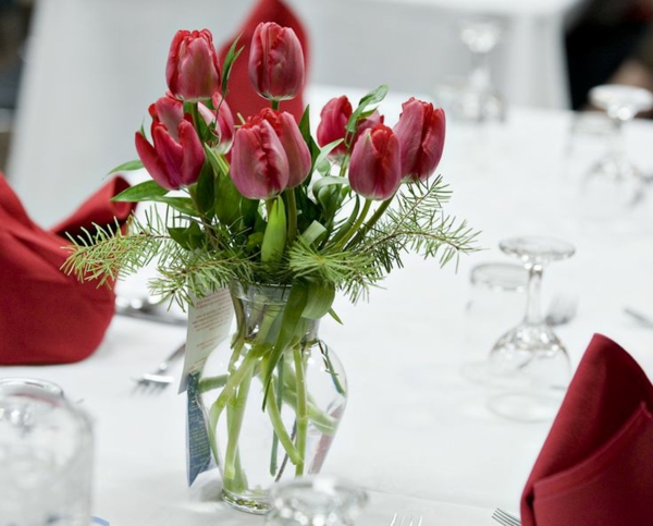 rojos tulipanes como decoración de la mesa