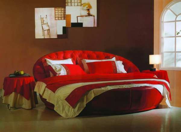 стена с червено-пух и кръгъл-легло в кафяво