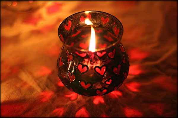 figuras de corazón como decoración para un candelero