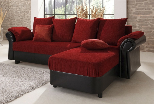 καφέ-κόκκινα-για-γωνία-καναπέδες και όμορφο μαξιλάρι